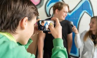 Ein Knabe filmt ein Interview