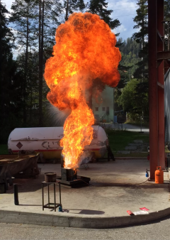 In einem Topf entsteht eine grosse Flamme 